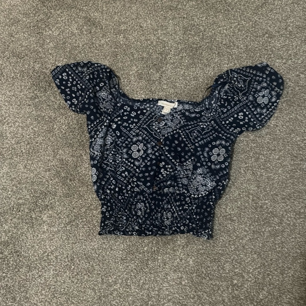 Cute cropped top that will go nicely with jeans, shorts or skirts.